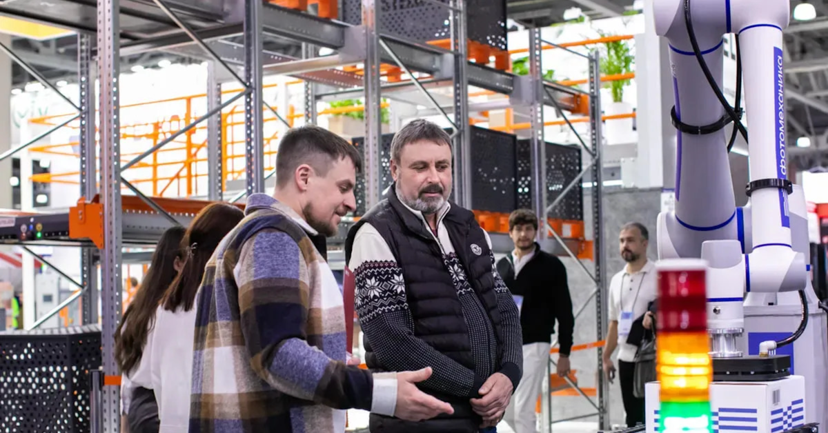 Cloud storage servers and data center